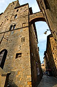 Volterra - Piazza dei Priori - Dettaglio della Torre del Porcellino, oggi incorporata nel palazzo del podest. 